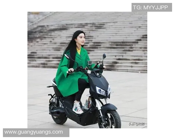 足球明星骑踏板车畅游城市展现活力与时尚风采 足球明星骑踏板车畅游城市展现活力与时尚风采